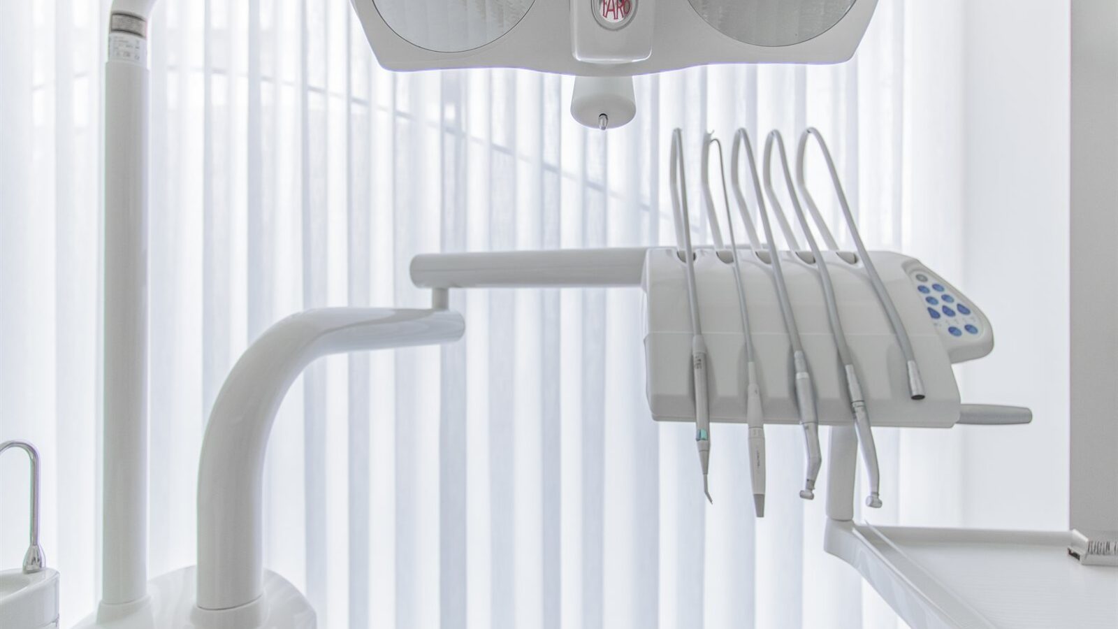 Sala de cirurgia dentária preparada para colocação de implantes Nobel Biocare