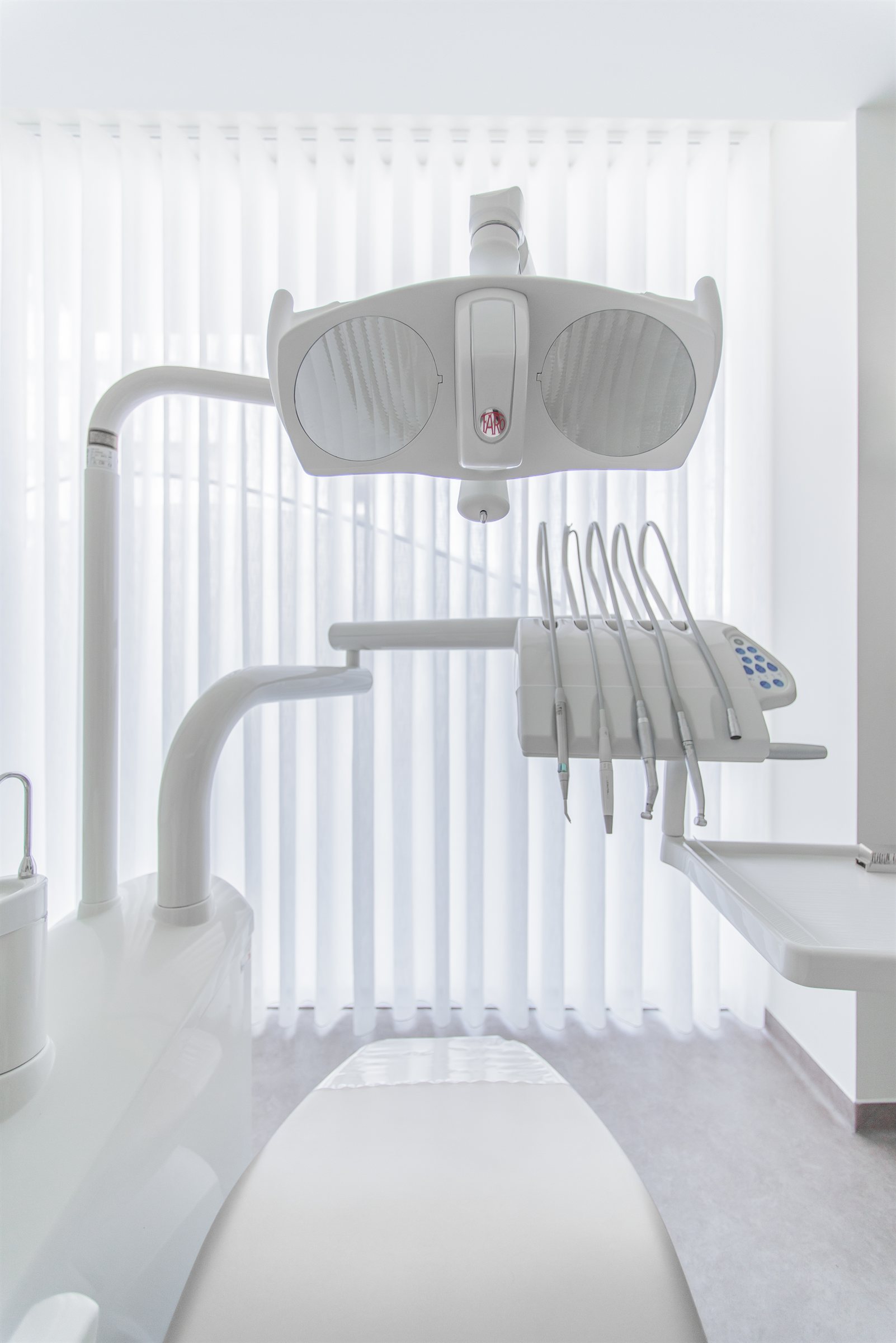 Sala de cirurgia dentária preparada para colocação de implantes Nobel Biocare