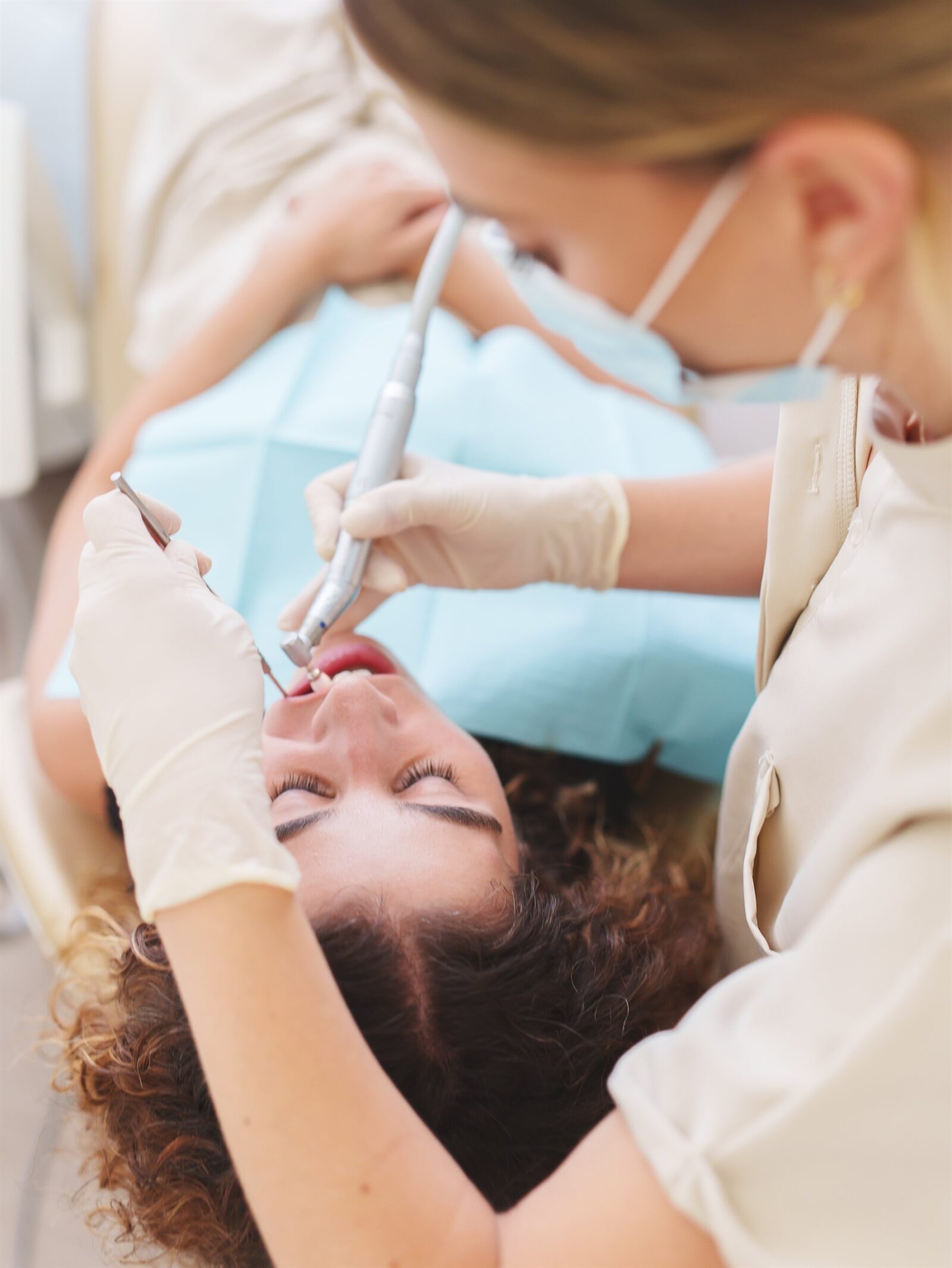 Médica dentista em consulta com paciente no Instituto Médico e Dentário Dra. Sara Martins
