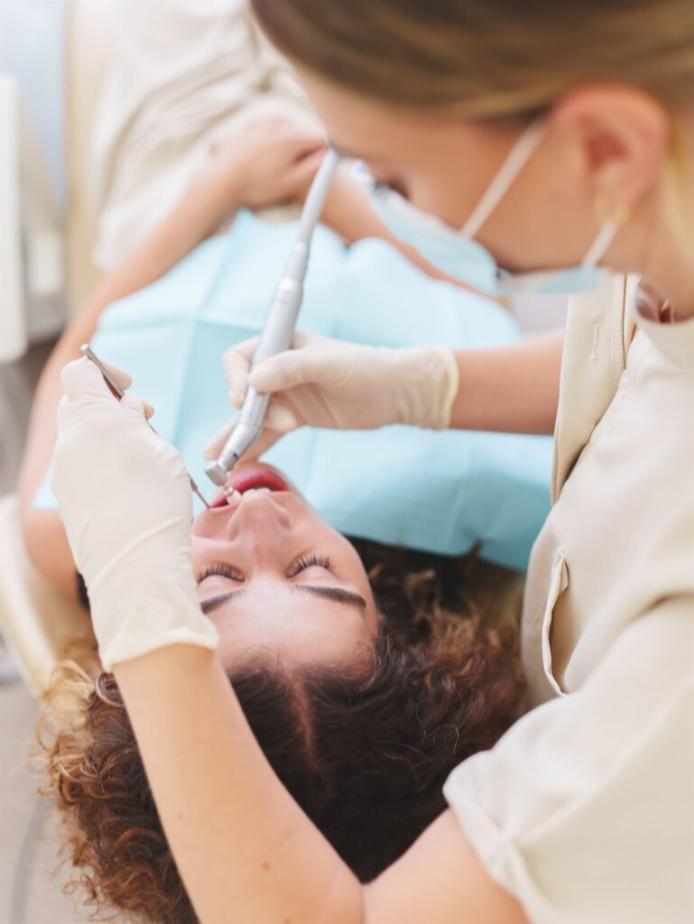 Médica dentista em consulta com paciente no Instituto Médico e Dentário Dra. Sara Martins